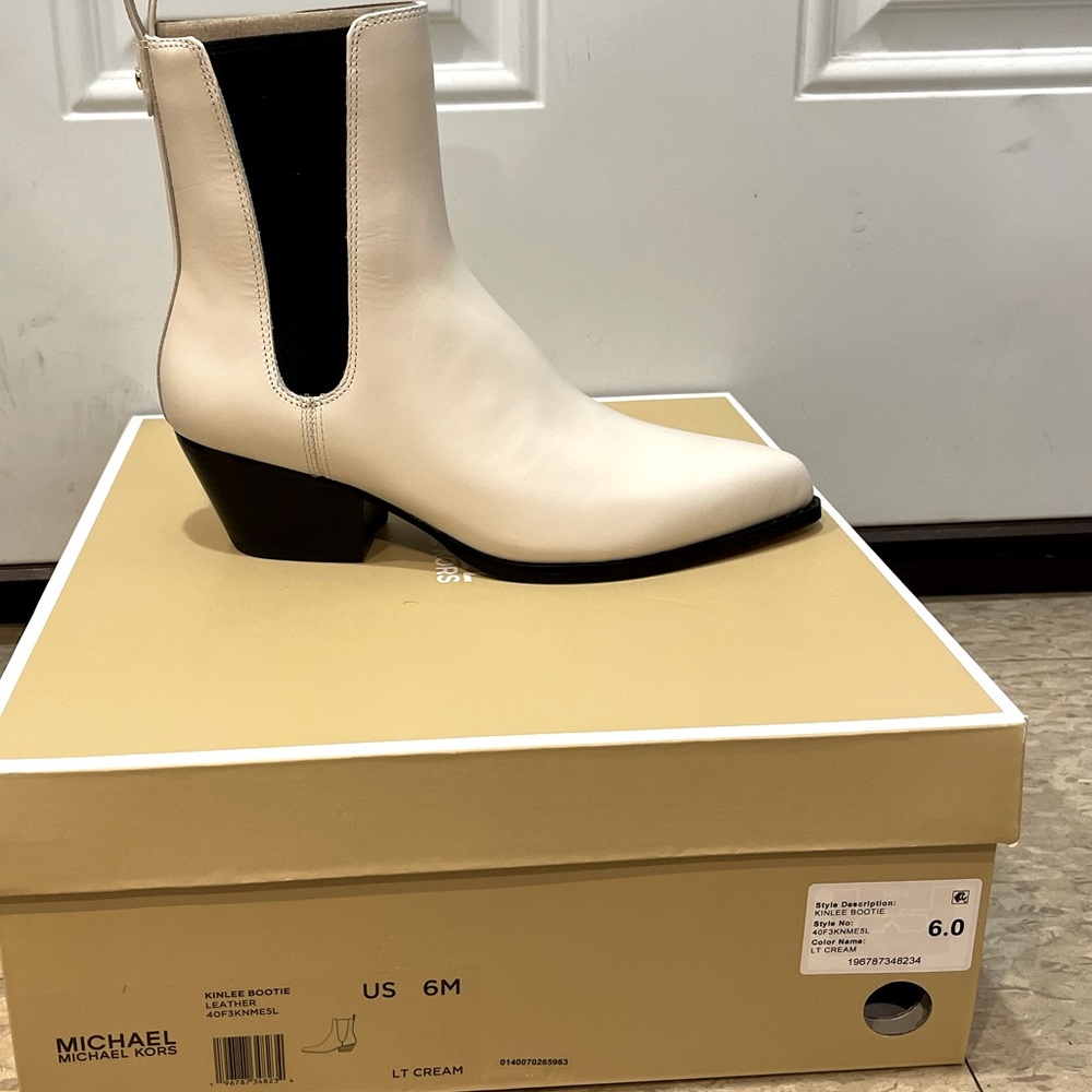 MICHAEL MICHAEL KORS
Women's Kinlee Leather Pull-On Chelsea Booties size 6